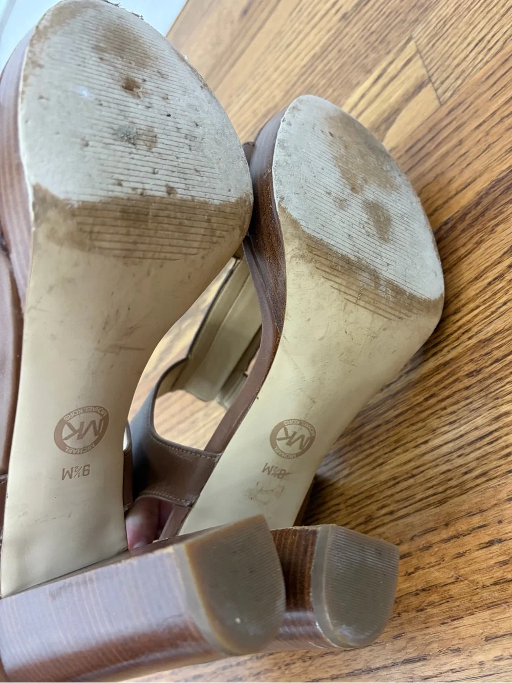 MK Berkley Luggage Brown Leather Mid Platform T-Strap Sandals (9.5)